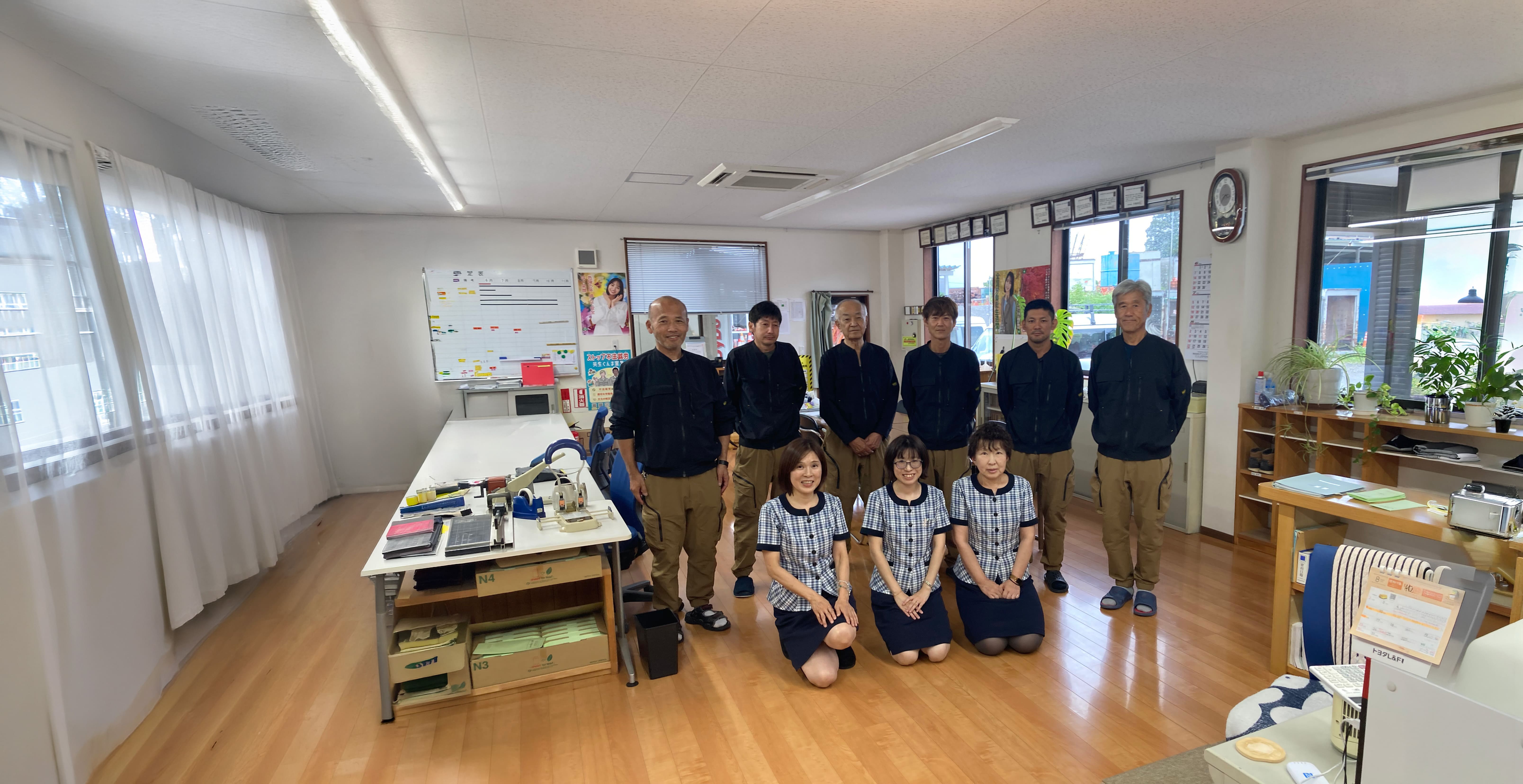 青木土建の社員と会社外観