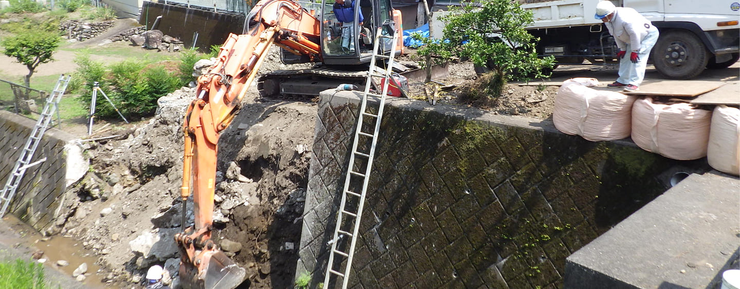 現場で働く青木土建の社員
